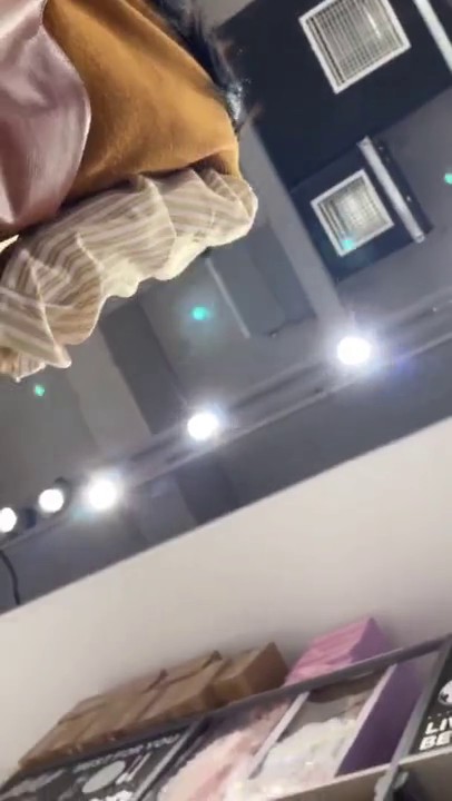 商城抄底高颜值大眼睛美眉 小白内内歪了 小白屁屁好性感 超诱