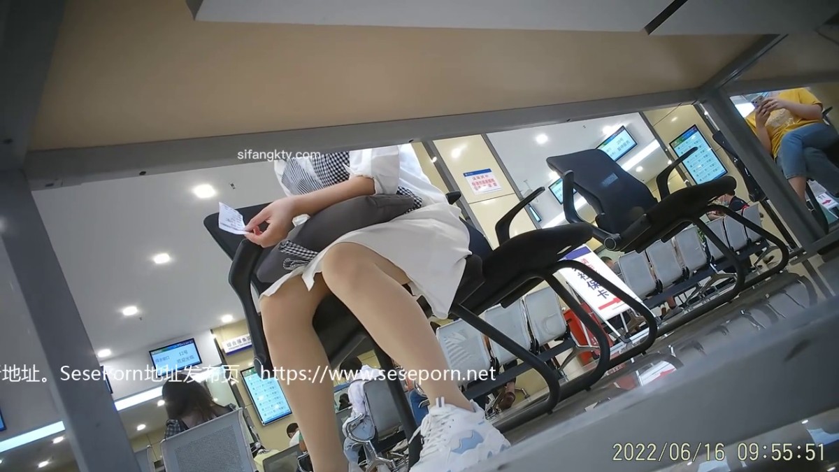 多角度超近景偷拍 牛逼大神抄底办事处众女神裙底 内内勒紧骚逼里的疯狂女神 第2季 超清4K原版 6月16日 (6)