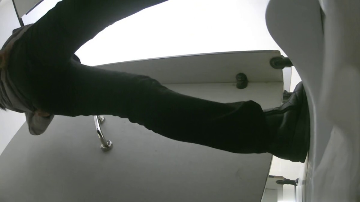 六月最新流出厕拍大神潜入纸箱厂女厕全景后拍 耐克鞋美眉侧身从后向前先擦屁股后擦逼这操作很不卫生