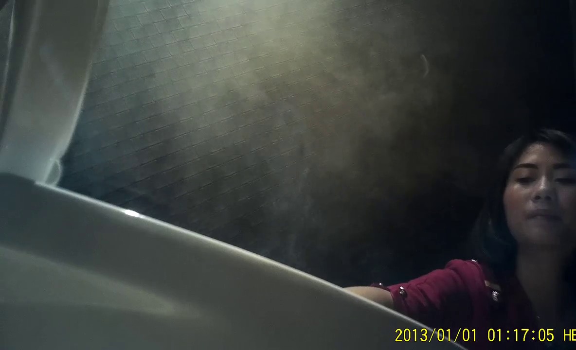 KTV女厕牛B视角偷拍多位漂亮的陪酒小妹 不敢坐半蹲着尿刚好拍到她们的BB