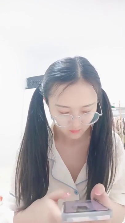 清纯邻家小妹来袭 ！双马尾眼镜一脸清纯 ！和闺蜜一起收费房 ，连体网袜玩振动棒 ，让闺蜜来帮忙