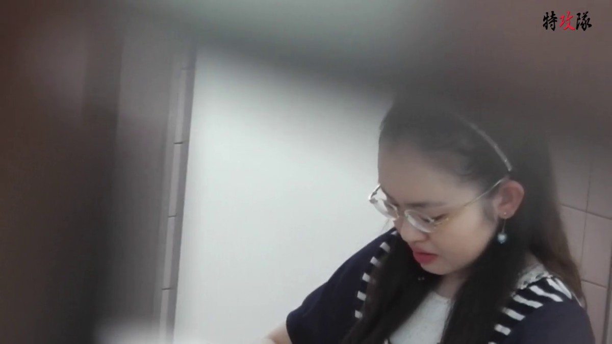 最新特攻队大神潜入高校女卫连续偸拍多位学生妹课间大小便极品一线天尿尿有点黄V字多毛逼都很粉嫩