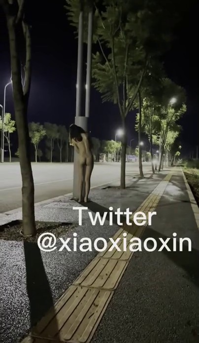 极限露出挑战  极品网红女神『小小星』野外全裸露出调教，公路捆绑玩的就是紧张刺激