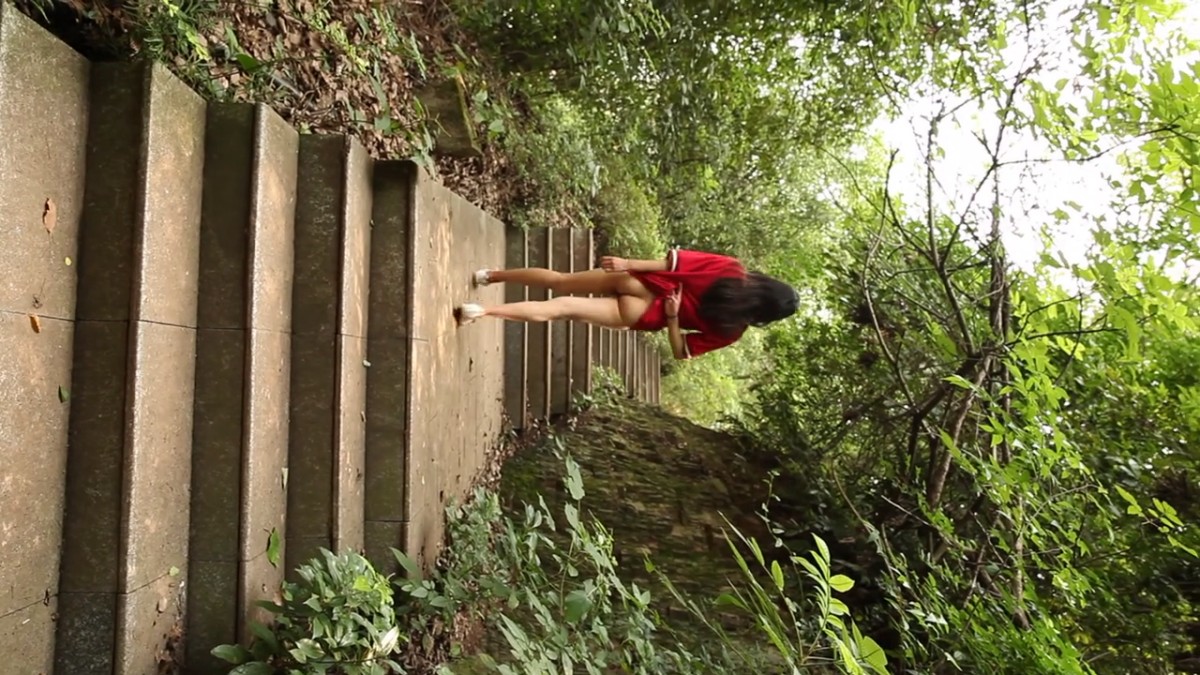 说是国模但感觉像是真实的女友极品身材眼镜美女模特【芳芳】景区露出回宾馆掰穴大胆私拍