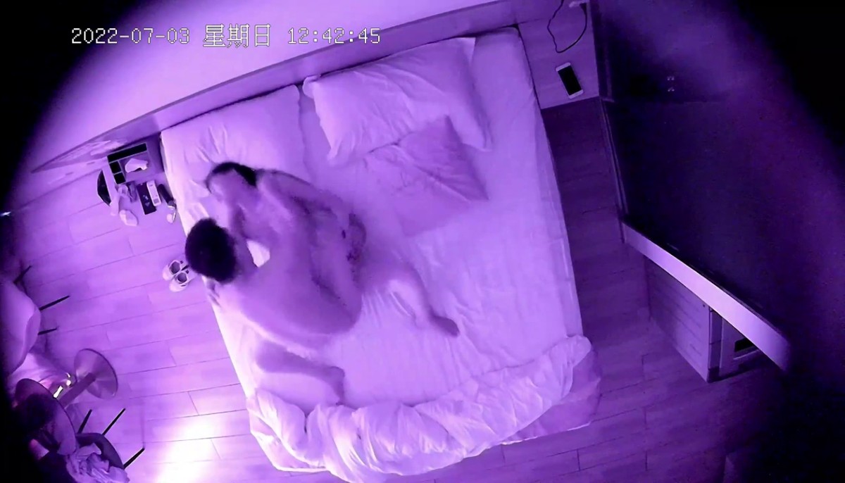 2022-7-3最新流出酒店安防摄像头偷拍小哥约炮貌似传说中的变性人玩起来不知道什么感觉