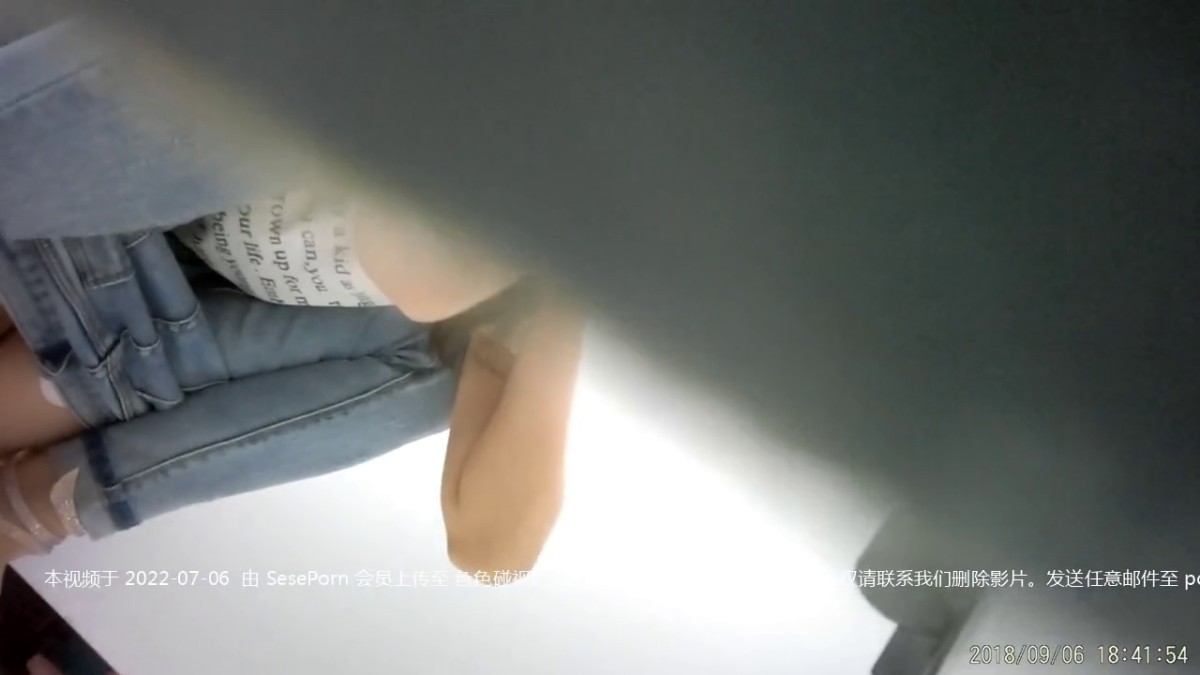 科技园女厕蹲守牛仔裤大美妞 毛丛间阴户高高突起就开一个小缝