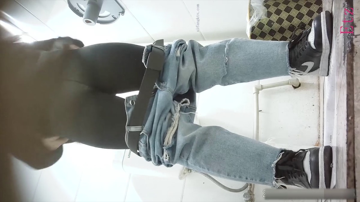 商场女厕全景偷拍8位漂亮的美少妇 鲍鱼还是粉嫩粉的5