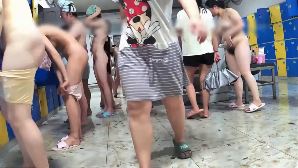 花重金雇的保洁阿姨进入大学女澡堂 偷拍好多的美女洗澡换衣服4
