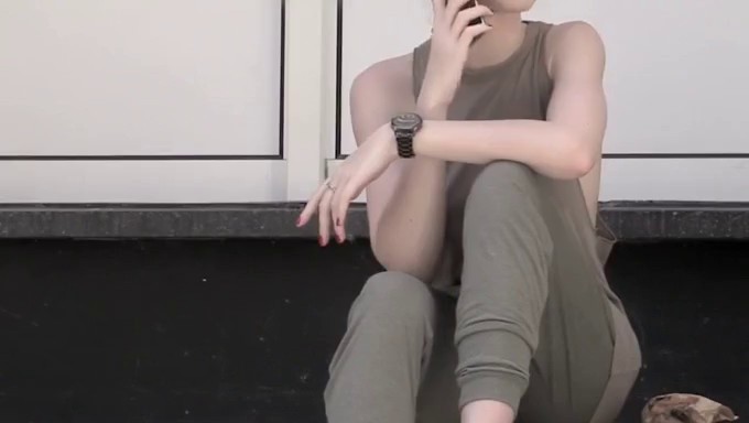 欧美街头行为艺术，金发大漂亮真空上阵，完美的馒头B，来往路人有的特意绕道回来看她