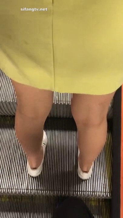 美女如云地铁站极限贴身抄底多位都市靓妹小姐姐裙底春光为了清晰用闪光灯补光作死的节奏10