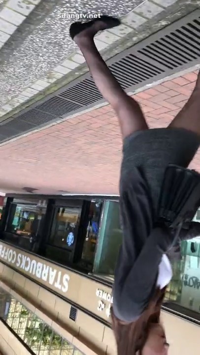 美女如云地铁站极限贴身抄底多位都市靓妹小姐姐裙底春光为了清晰用闪光灯补光作死的节奏4