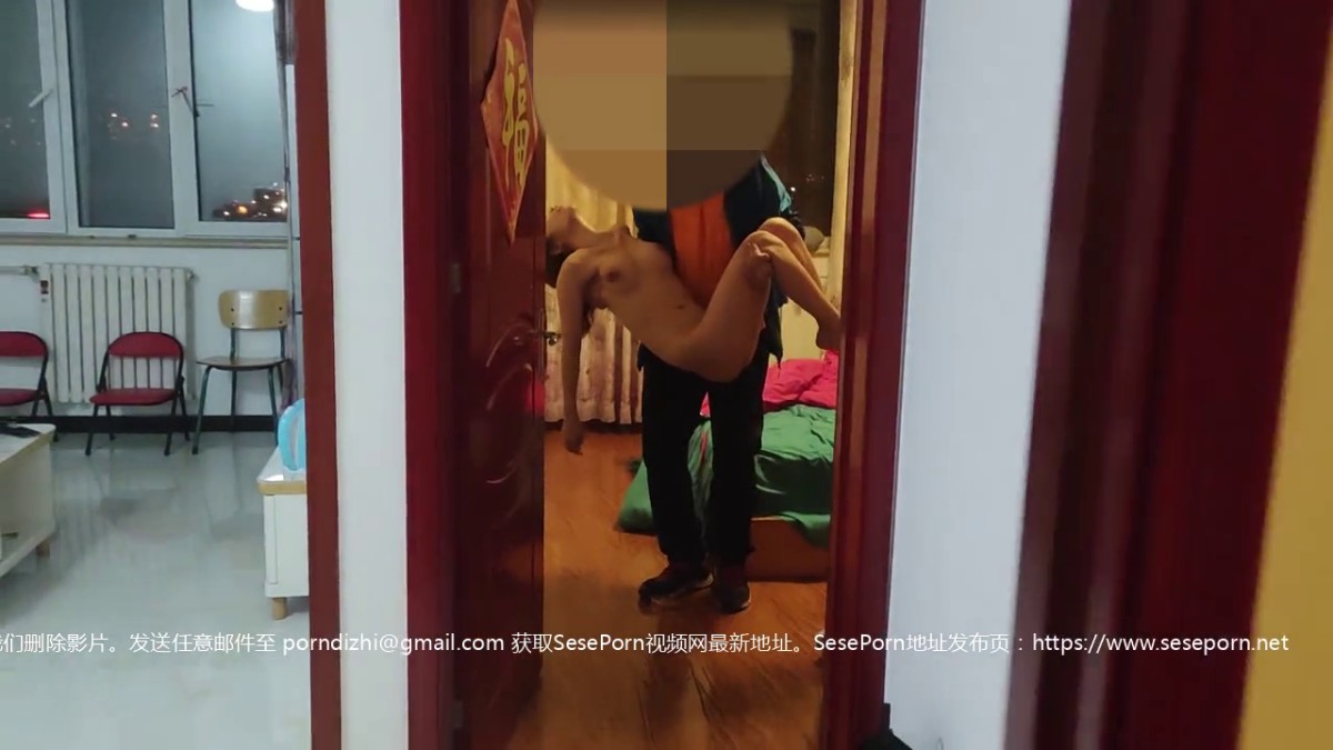 绿帽男找代驾司机迷玩自家女友，死猪裸体被抱到房间迷操，然后又抱到客厅玩弄1