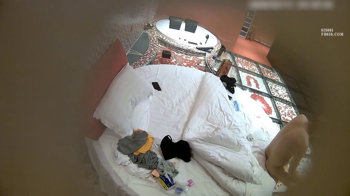 漂亮苗条妹子搞起来就是舒服啊 约到酒店猛力放到床上扑上去吸奶子揉搓呻吟，啪啪抽送晃动射