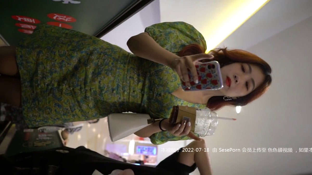 【精选CD】YZWCD系列6连发 可爱JK制服、绿裙大胸美女甚是显眼 翘臀配花窄内！YC236和男友逛街的绿裙大胸美女！翘臀配花窄内！