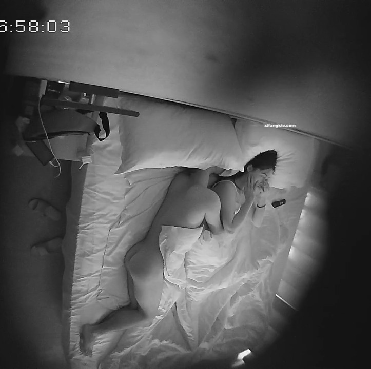 《精选乐橙萤石 超爽泄密》真实欣赏数对青年男女开房啪啪啪亮点多多最牛逼的当属情趣房极品巨乳妹的杀猪般嚎叫听硬了22