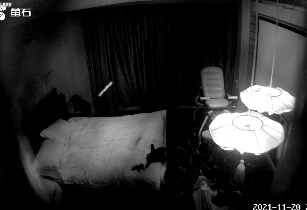 《精选乐橙萤石 超爽泄密》真实欣赏数对青年男女开房啪啪啪亮点多多最牛逼的当属情趣房极品巨乳妹的杀猪般嚎叫听硬了25