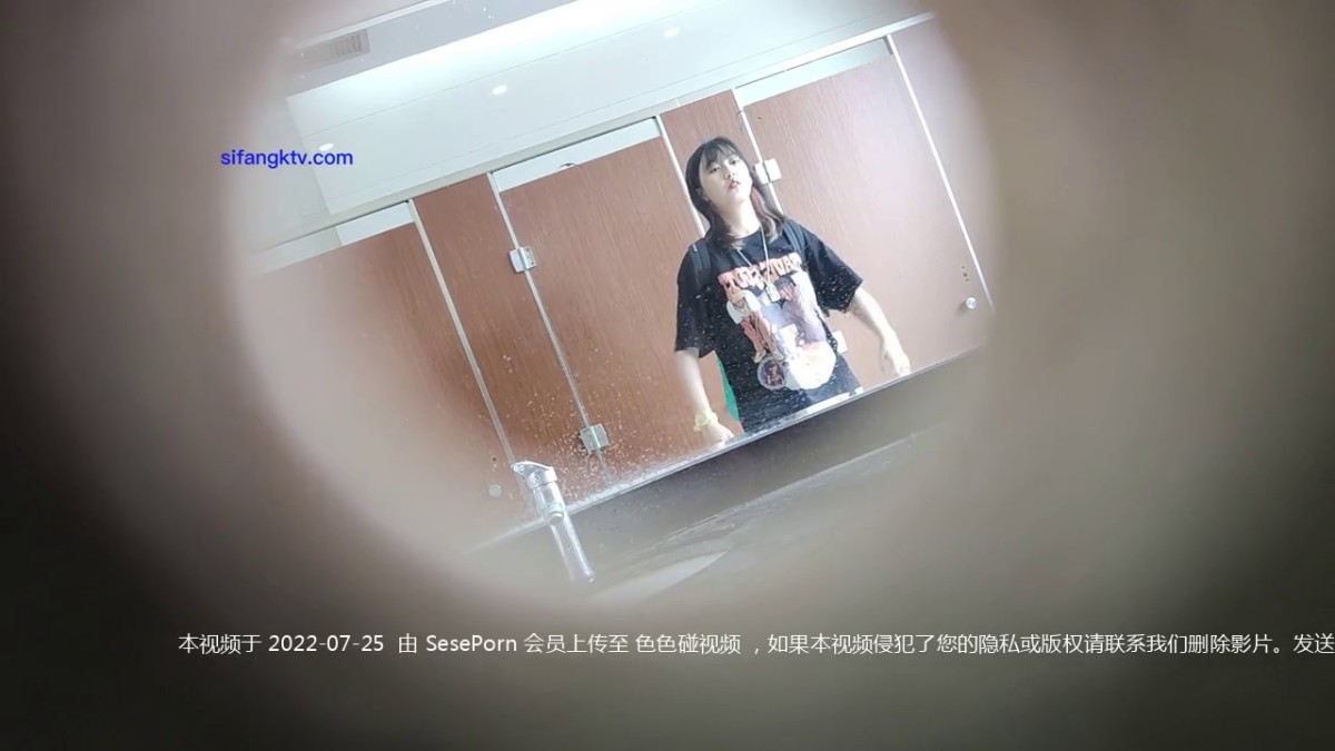 七月最新流出国内厕拍大神潜入 师范学院旁边女厕手持多角度偷拍各种制服学妹尿尿黑衣服妹子