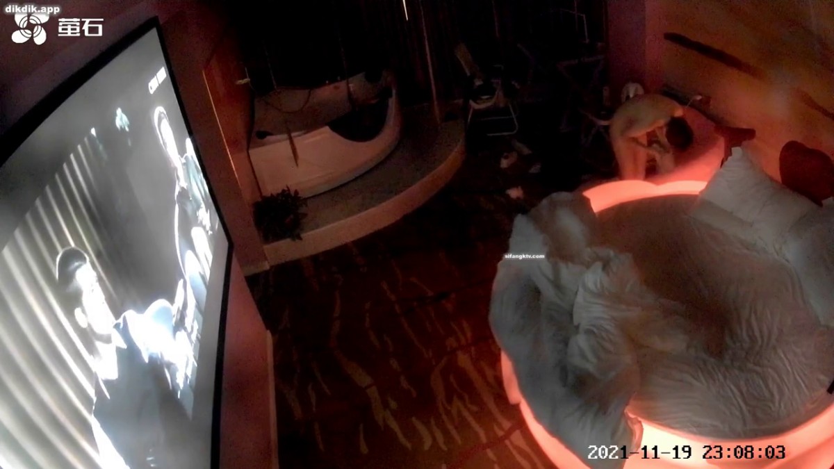 《精选乐橙萤石 超爽泄密》真实欣赏数对青年男女开房啪啪啪亮点多多最牛逼的当属情趣房极品巨乳妹的杀猪般嚎叫听硬了3