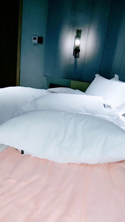 颜值爆表极品白虎多角度展示美鲍鱼，粉嫩干净诱惑十足劈叉一字马