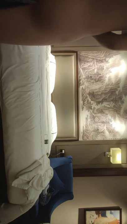 【無水印--超清新片速遞】2022.4.20，【开车别玩手机】，外围女神，调情黑丝，拒绝口妹子被打，退钱起争执