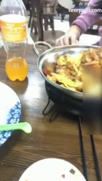 【超爽剧情系列】和性感黑丝女同事吃饭饮料下迷药 迷迷糊糊到回家给操了 无套爆操全是白浆 高清720P完整版