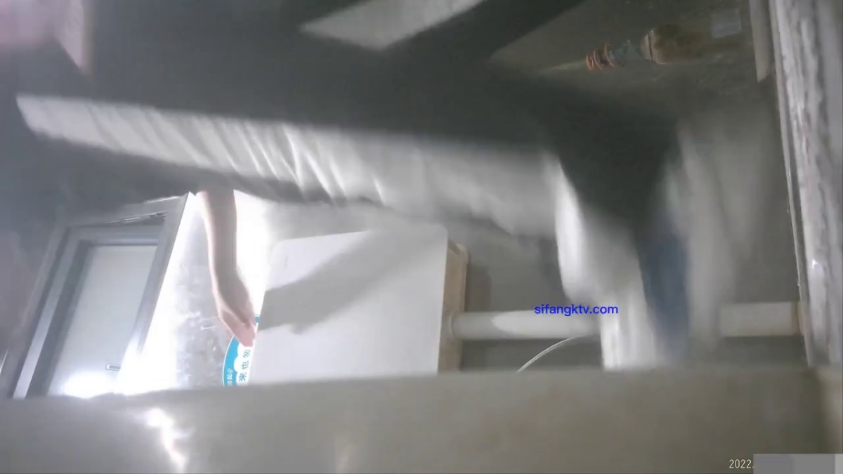 七月私房最新流出厕拍大神潜入 师范大学附近公共厕所全景偷拍青春靓丽的学妹第三期露脸上下同赏2 0030-黑色运动装