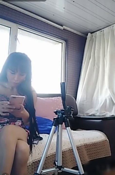 网红东北豪爽犀利御姐户外直播上山勾搭农户大叔破旧屋里啪啪啪呻吟声太大了高潮喷尿对白淫荡