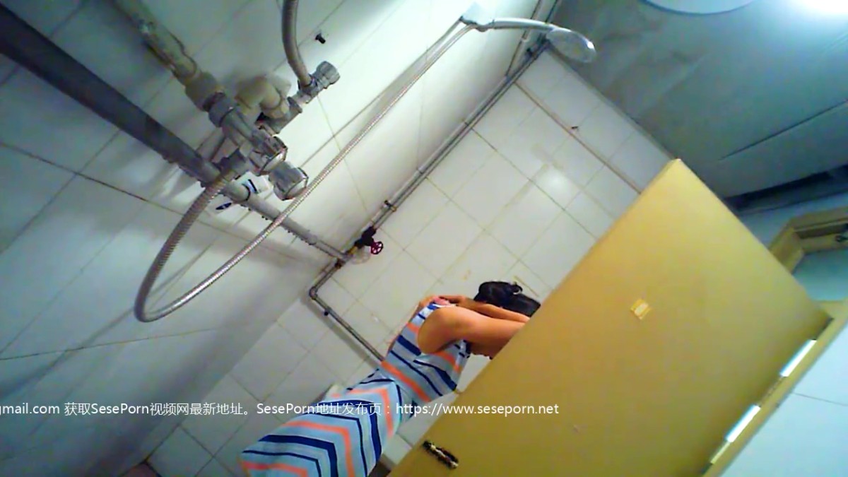 买通女同学帮忙偷拍暗恋的女神洗澡,想不到一对奶子已经被人揉捏的严重下垂了,瞬间悲伤涌上心头