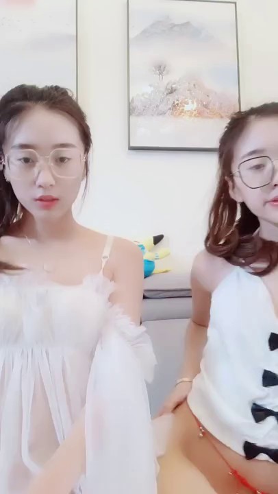 清纯双胞胎姐妹花，带着眼镜一脸乖巧，多毛骚逼，跳蛋振动棒伺候，双女互舔交叉磨蹭还挺会玩