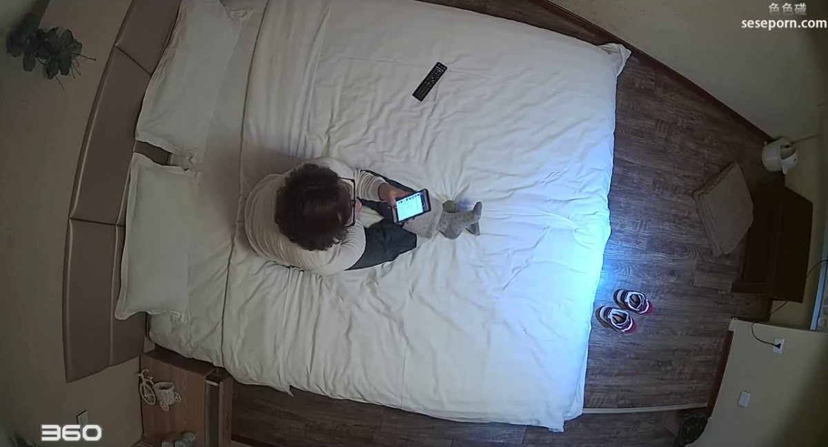 气质美少妇提前开好房间等情人来私会,男的刚进屋就掏出一把套套上去就开操,最后知道为什么带那么多套了!