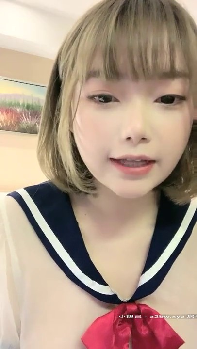 极品高颜值甜美长相清纯短发妹子全裸道具自慰，奶油抹奶头假吊骑坐穿上情趣装跳蛋震动