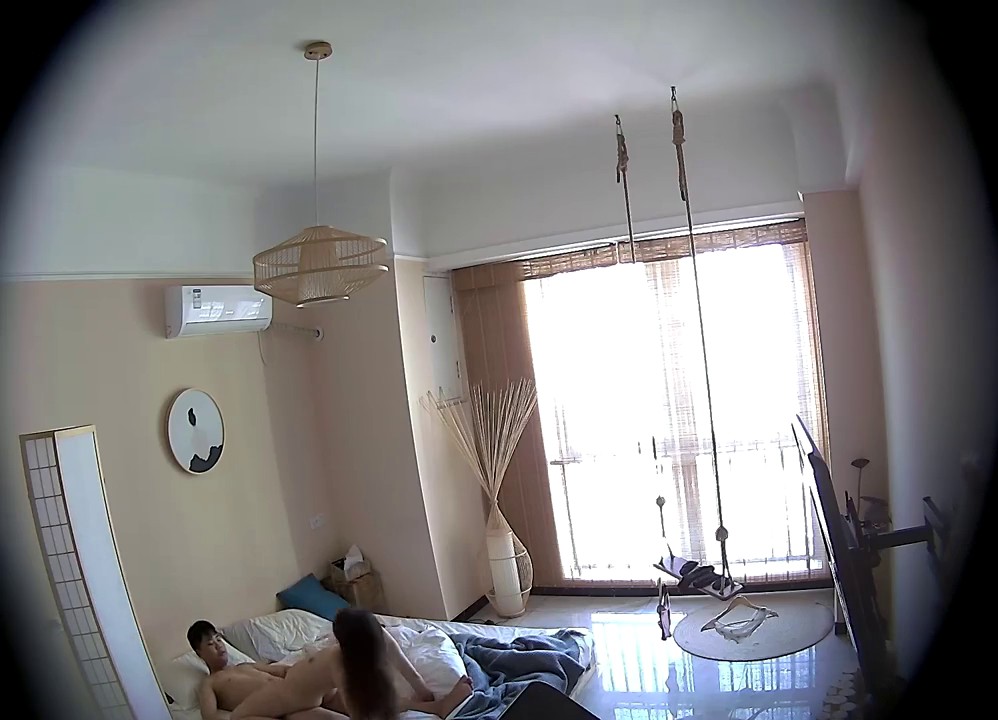 居家摄像头破解》偷窥精壮小伙猛操白白嫩嫩的女友