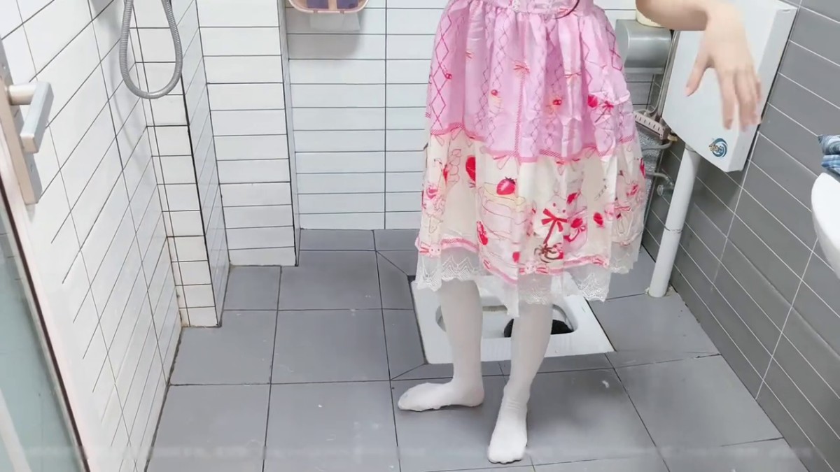 可爱小骚母狗被爸爸玩坏了，白白嫩嫩的小可爱被彻底沾污，楚楚可怜美少女被操到高潮迭起！视觉反差.