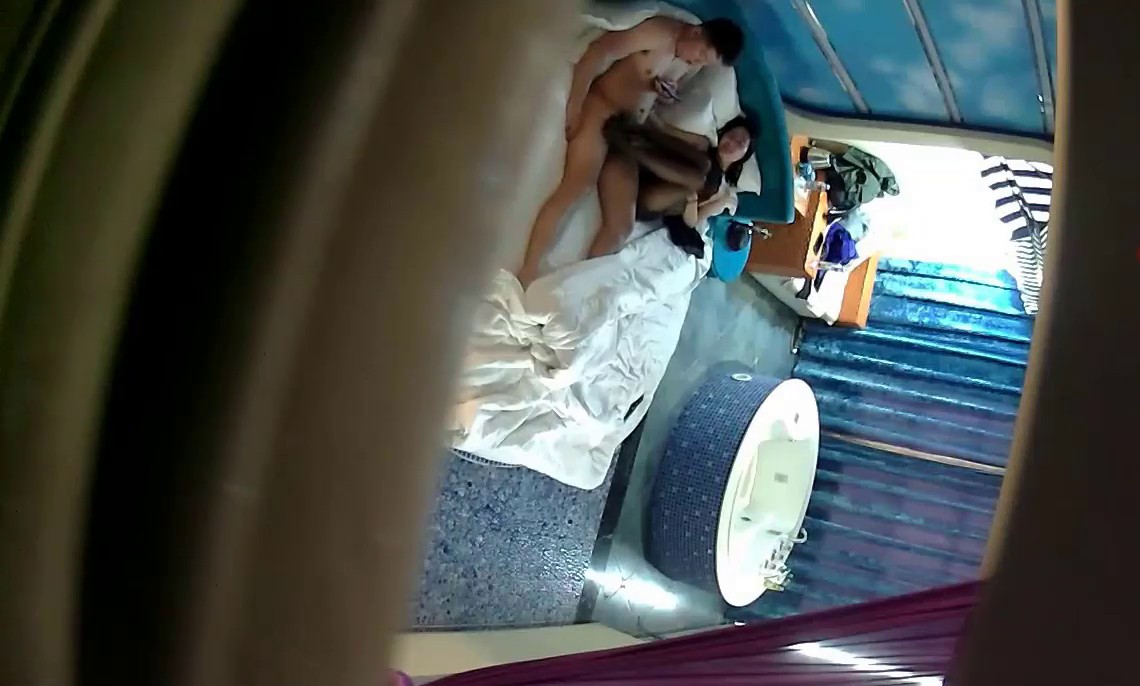 精品酒店新台浴缸房高大壮小伙和丝袜女友开房未能满足还要用工具自慰才能高潮