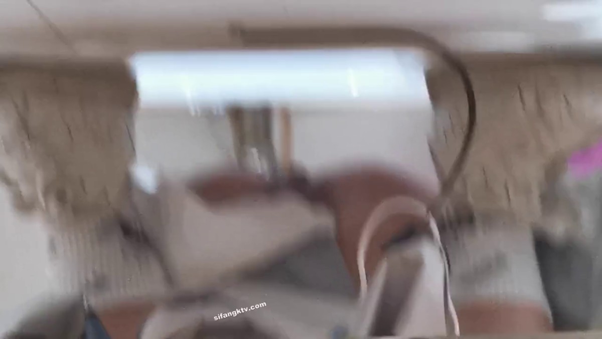 牛逼坑神购物商城蹲守女卫生间偸拍多位高颜值女神小姐姐大小便拍脸又拍逼原档4K画质9