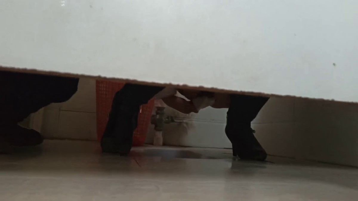 二月新流出国内厕拍牛人厕拍总库换4K高清偷拍新设备潜入女厕测试效果如何