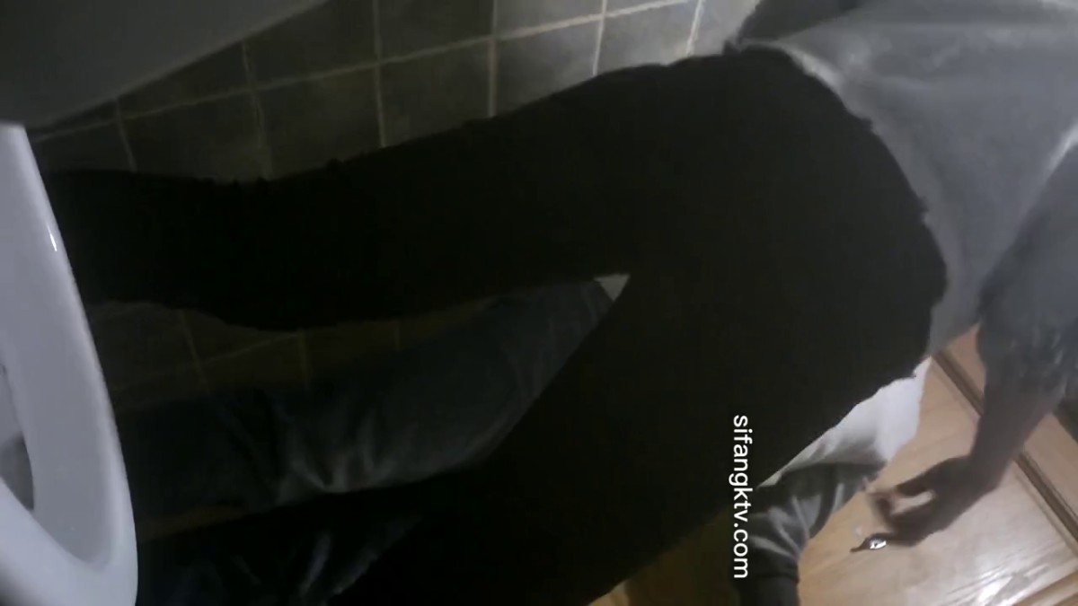 四月私房站最新流出高清厕拍4K系列 商场烤肉店女厕全景后拍美女尿尿眼镜男和女友一块上厕所在里面尿尿嬉戏