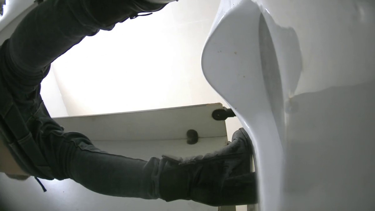 五月新流出厕拍大神潜入某单位女厕全景后拍白虎少妇逼逼全是尿也不擦一下提裤走人4K高清无水印