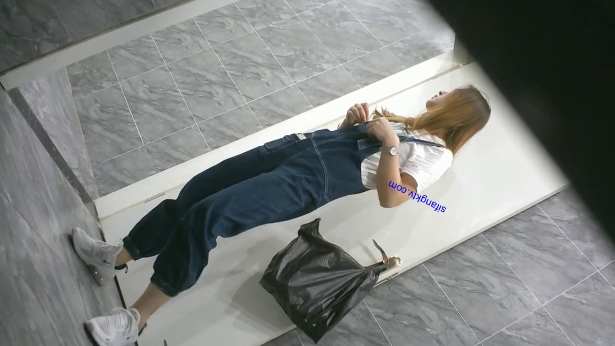 七月最新流出私房大神隔墙有眼 原创厕拍 水晶高跟绝顶女神姗姗来迟 (2)