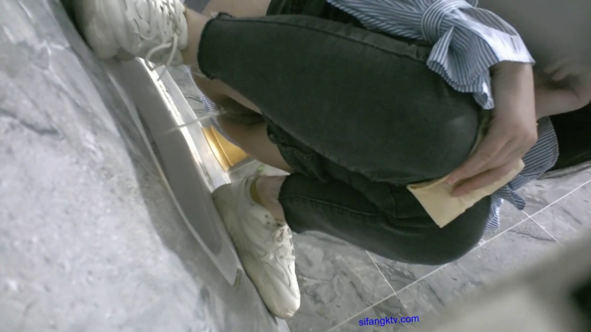 八月最新私房大神 隔墙有眼 精品厕拍酒店员工女厕偷拍镶钻高跟鞋制服女主管这小黑逼应该被不少领导玩过 (10)