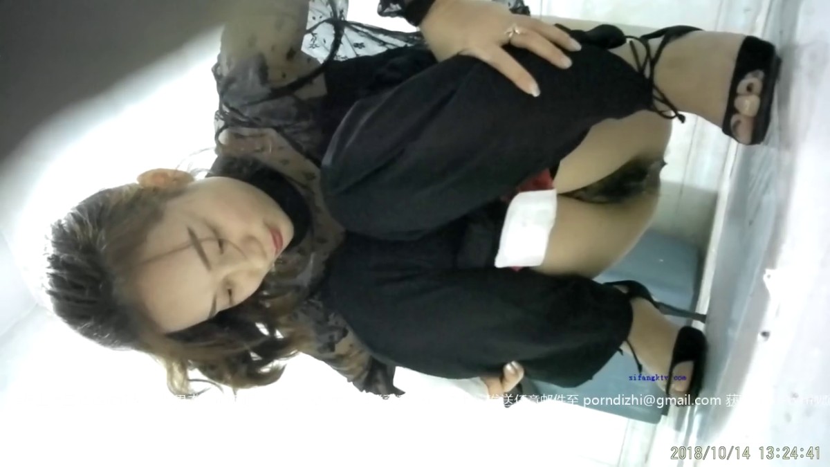 科技楼蹲守黑纱衣红唇少妇 肥厚的鲍鱼 黑黑的阴唇 肉肉的白臀 性感的逼毛