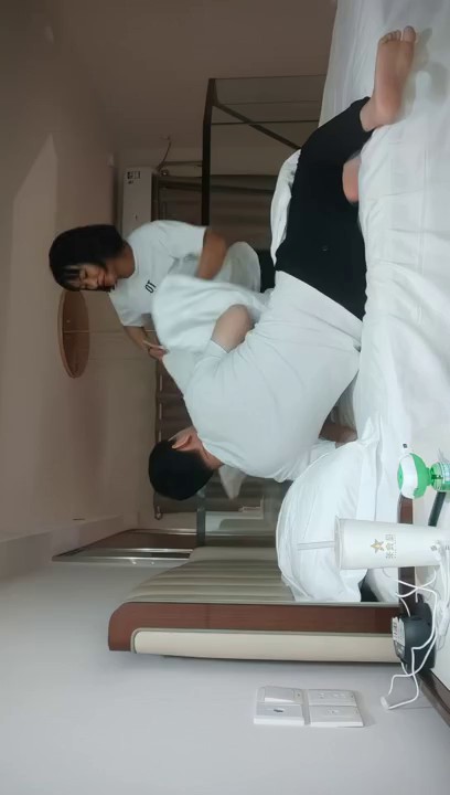 【無水印原版---超清新片速遞】2022.4.22，【爱情故事】，网恋奔现，经常健身的32岁良家，一对坚挺美乳