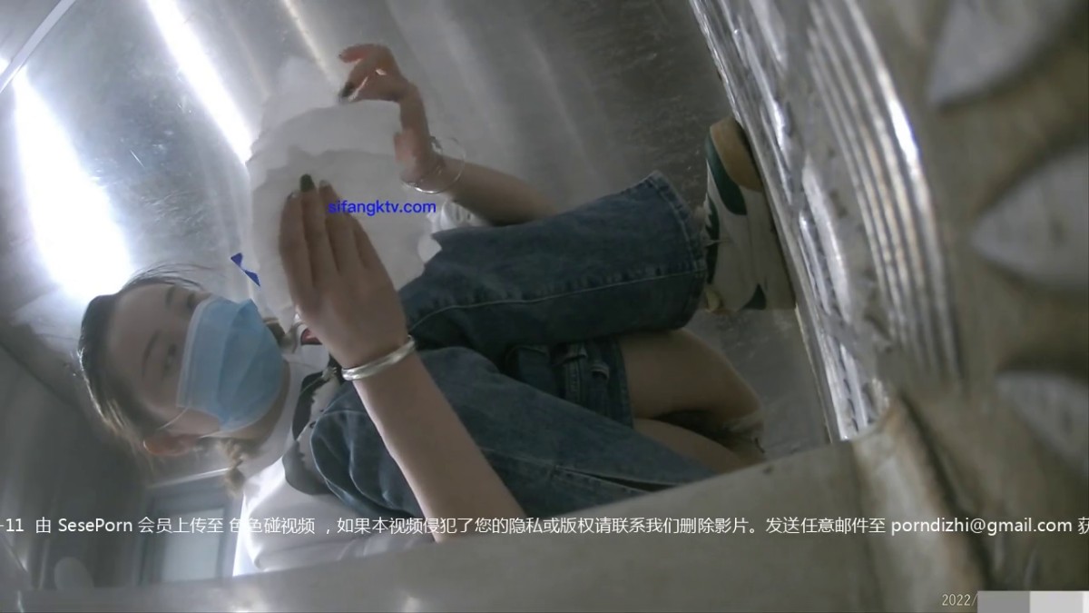 8月私房最新流出厕拍大神 潜入师范大学附近公共厕所偷拍青春靓丽的学妹嘘嘘第5期 0045-白衣服戴口罩