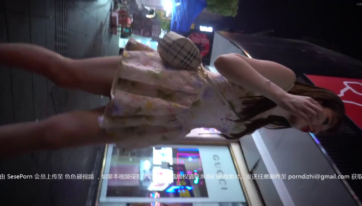 【极品CD】牛人大神商城专挑高颜值美女抄底内内 各式性感小窄内勒出13缝隙！反光骚丁露毛1 (2)