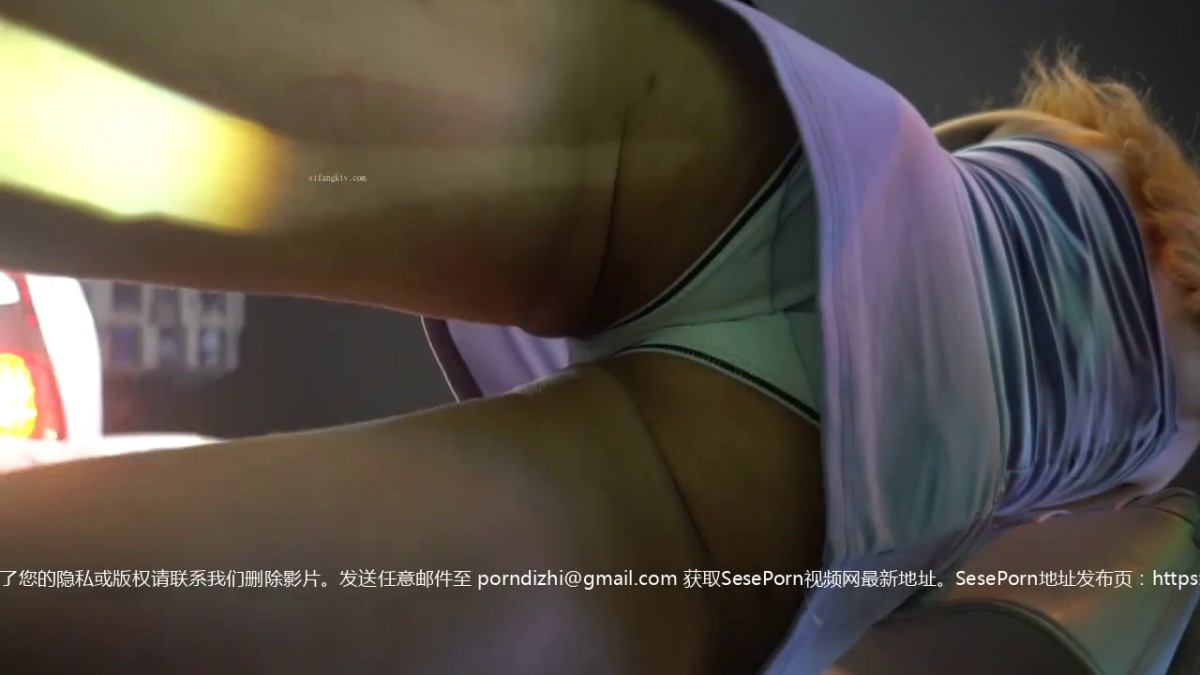 【极品CD】牛人大神商城专挑高颜值美女抄底内内 各式性感小窄内勒出13缝隙！反光骚丁露毛1 (8)