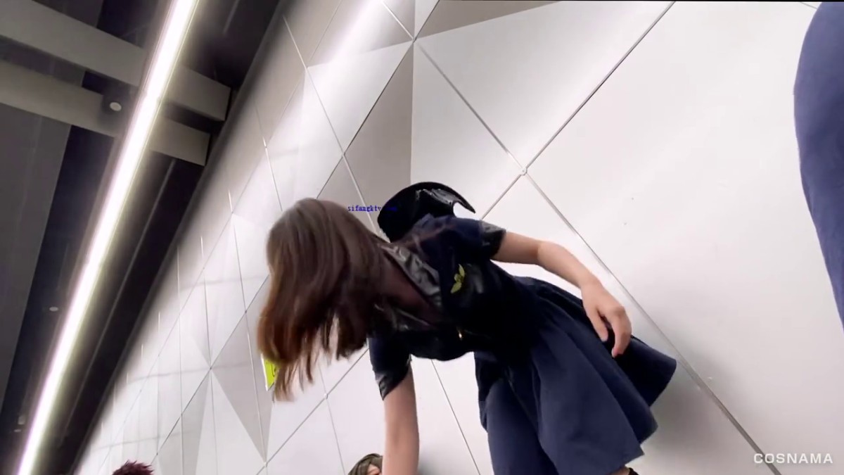 多角度近景抄底偷拍 动漫展高颜可爱COS小美女 制服诱惑 惊现无内美女屁屁凉 高清2