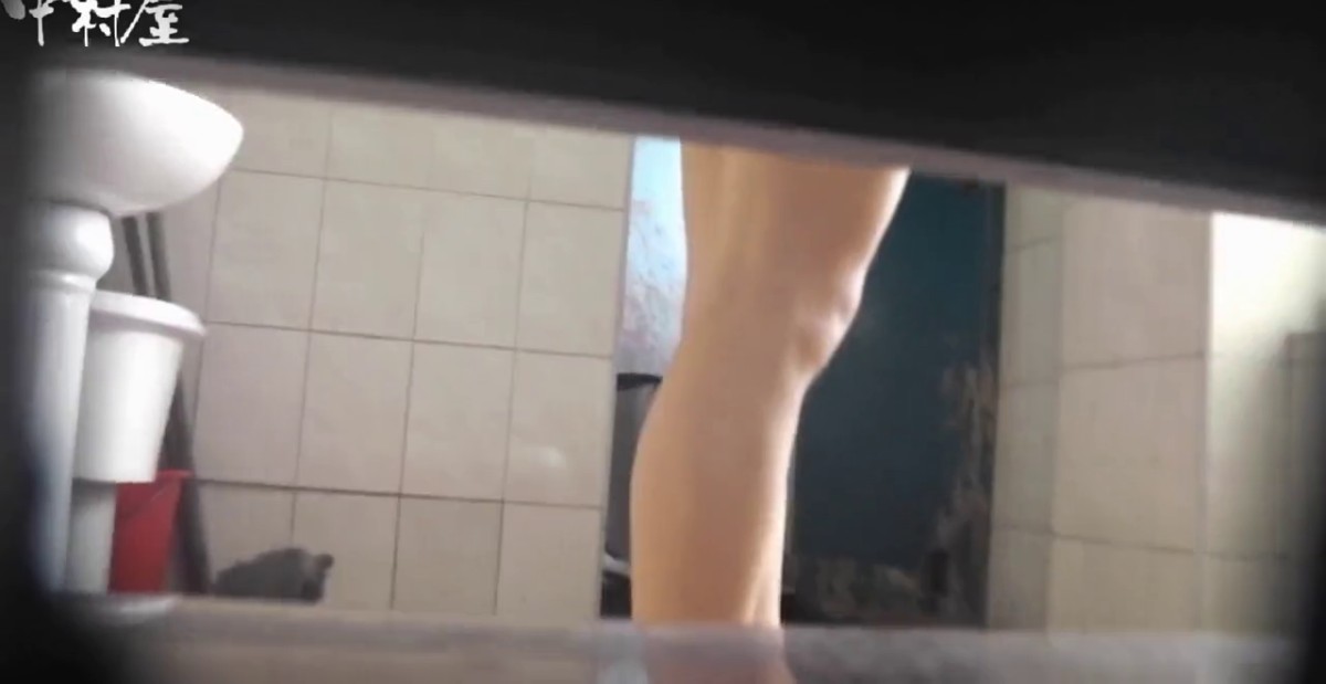 大神潜入办公楼偷窥多位漂亮的少妇的各种极品名器