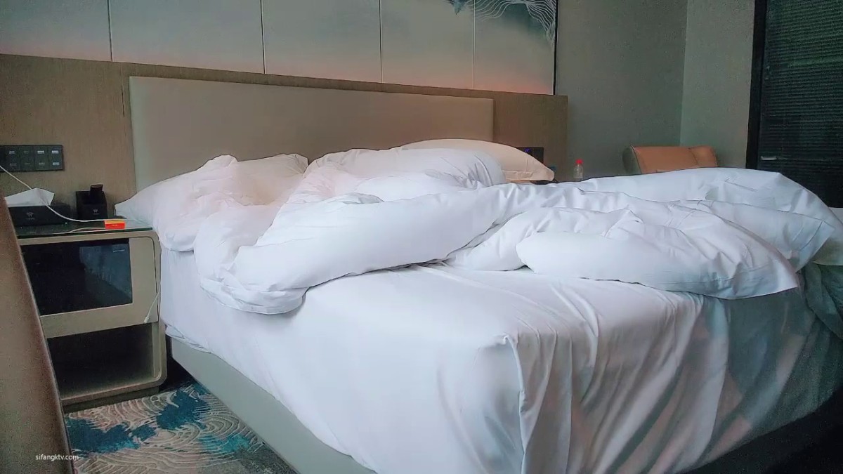 2022.7.3，【良家故事】，偷拍，网恋 新认识中年女吃饭 酒店聊天，男主心想躺在床上因该能操了