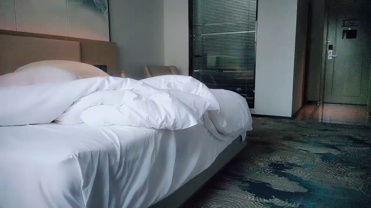 2022.7.3，【良家故事】，偷拍，网恋 新认识中年女吃饭 酒店聊天，男主心想躺在床上因该能操了3