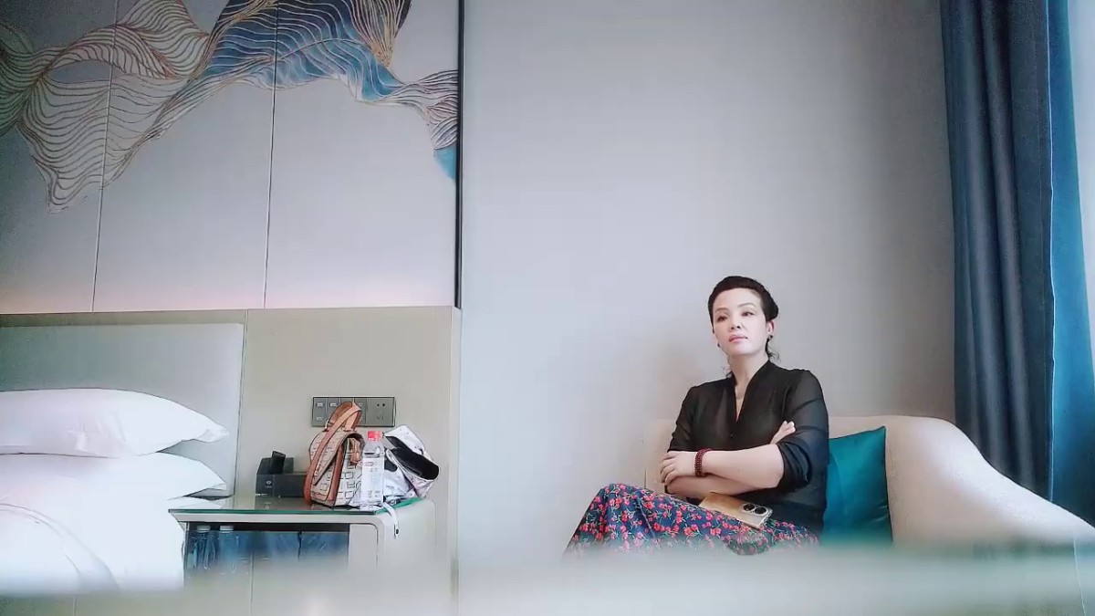 2022.7.3，【良家故事】，偷拍，网恋 新认识中年女吃饭 酒店聊天，男主心想躺在床上因该能操了5